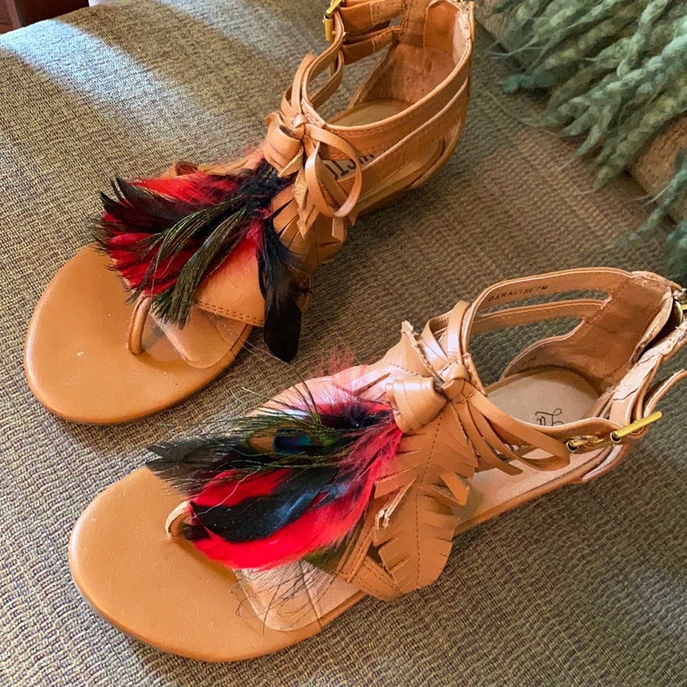 Gorgeous Boho-Chic Pour La Victoire Leather Sandals with Feathers